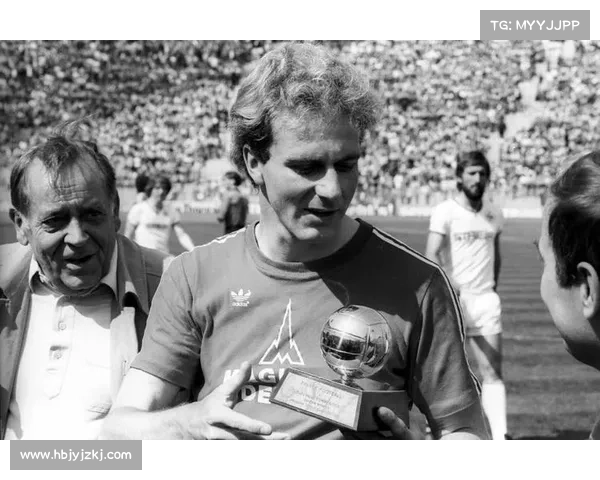 拜仁历史传奇鲁梅尼格踢球位置揭秘与球场多面手角色分析